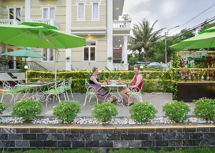 Golden Bell Backpacker Hotel & Pool Bar