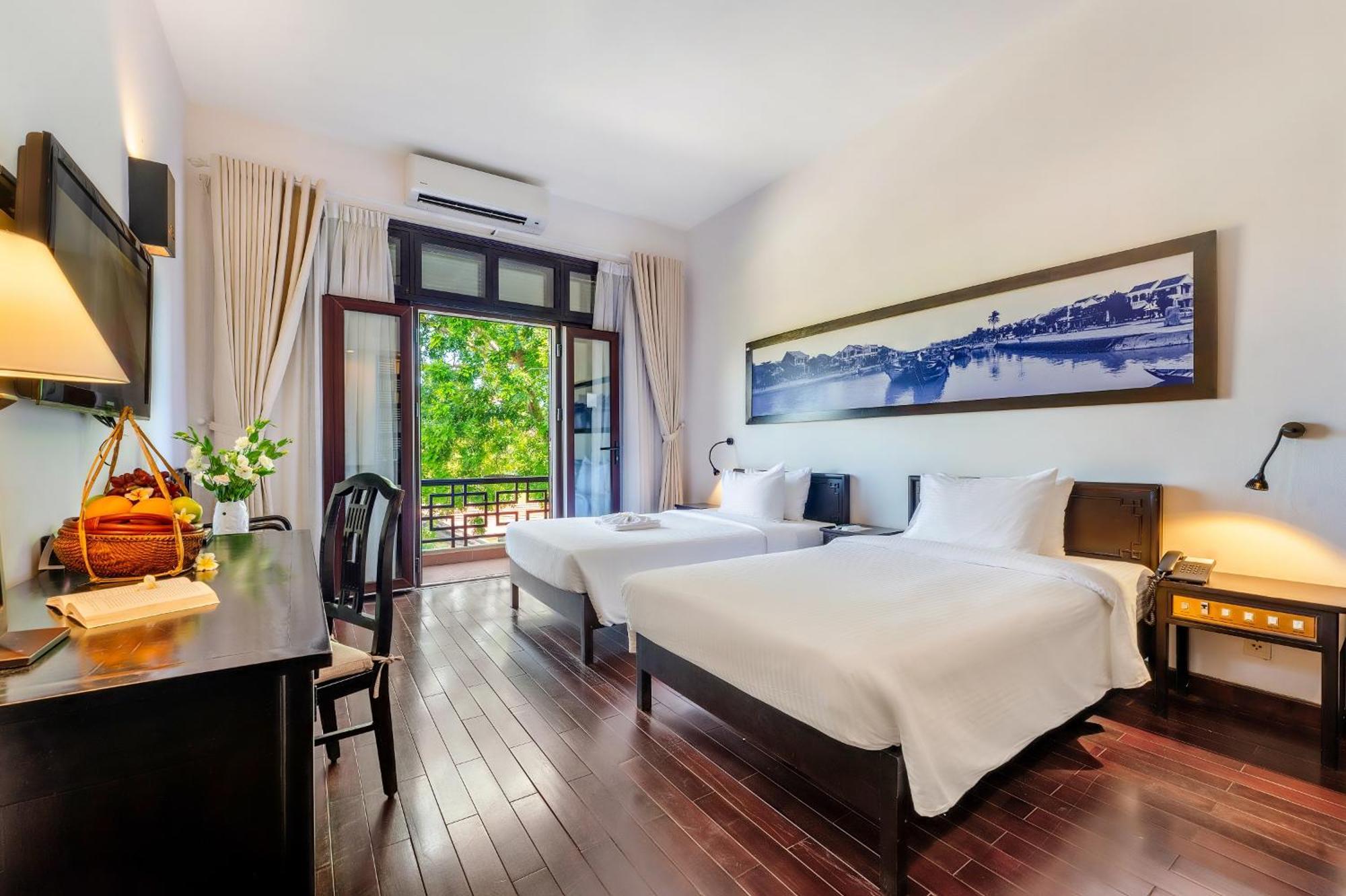 Connecting Door Room