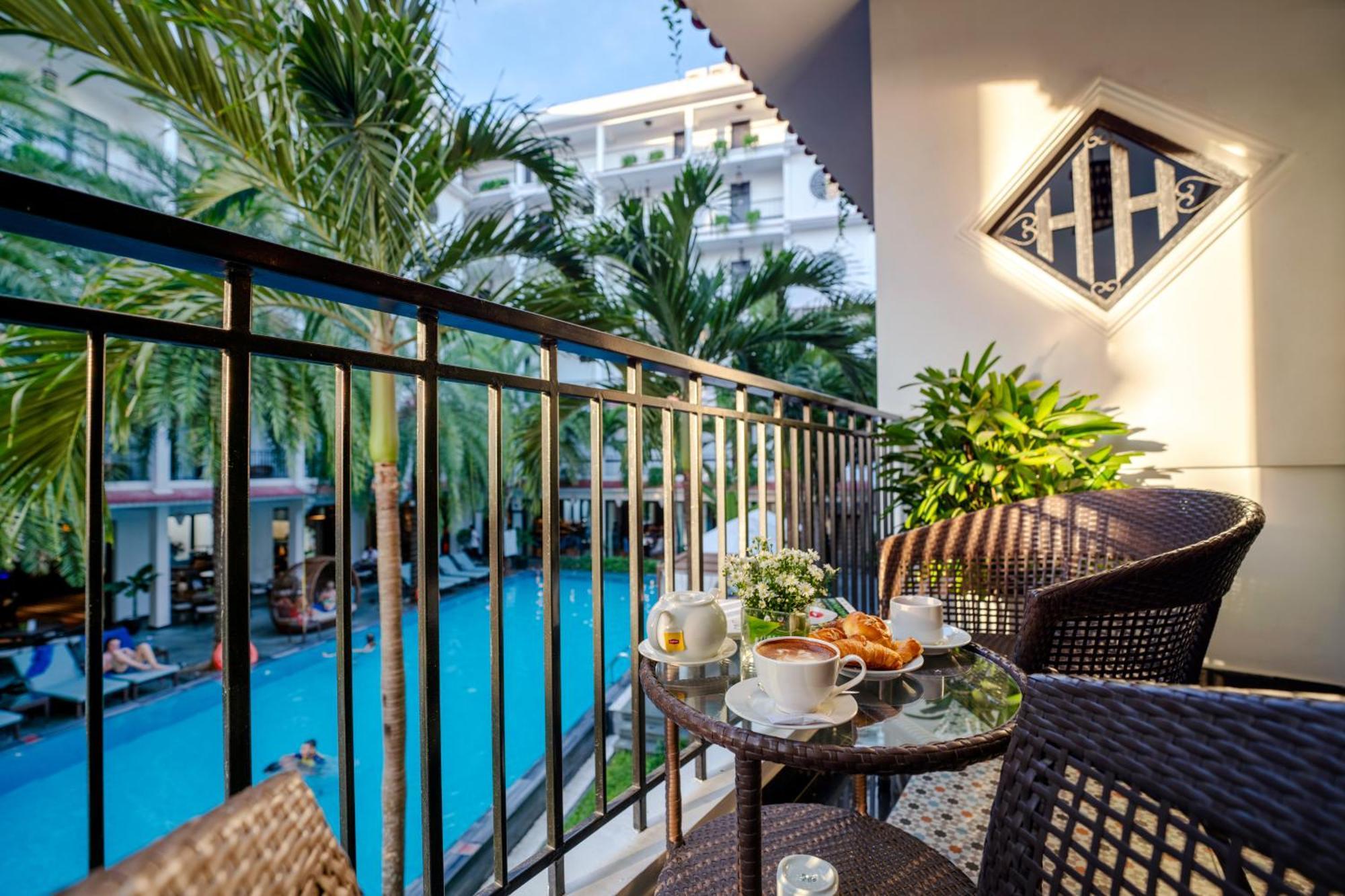 Phòn Senior 2 Giường Đơn Có Ban Công Nhìn Ra Hồ Bơi