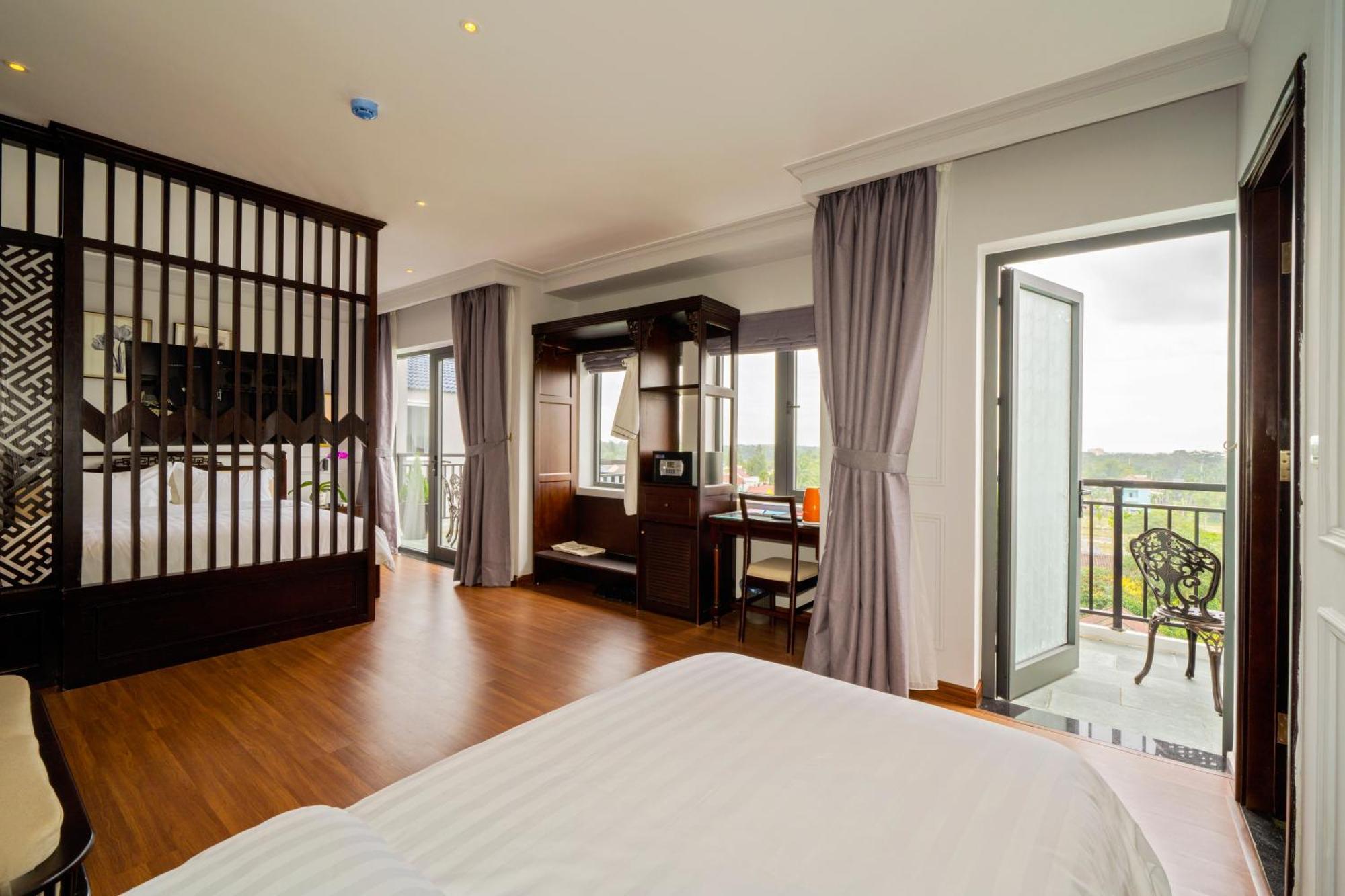 Suite Gia Đình Có Ban Công Và Bồn Tắm