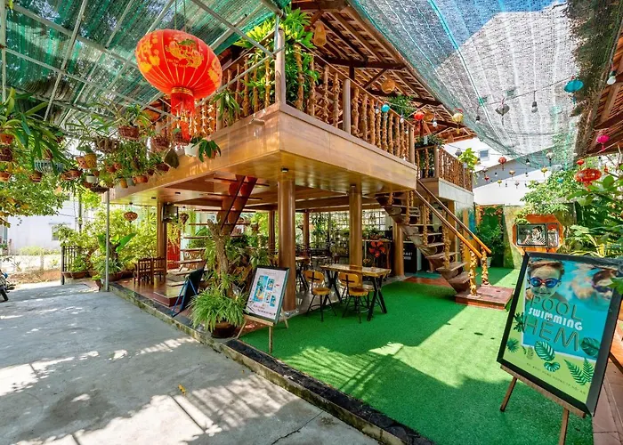 Alley Garden Hoi